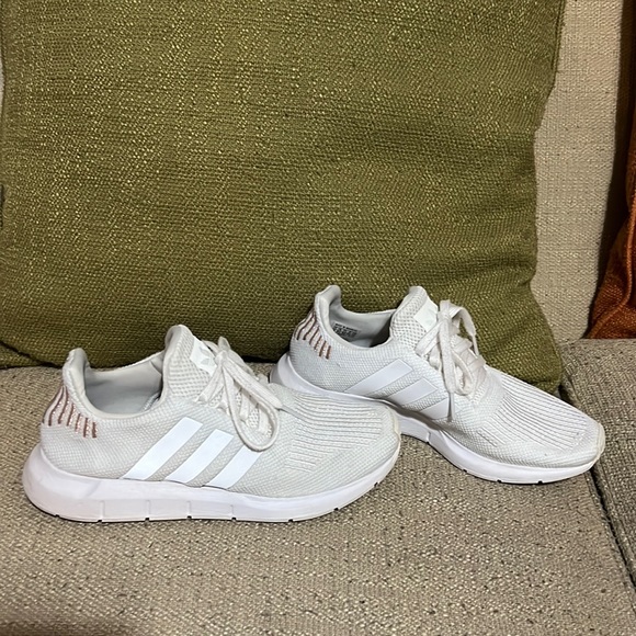 adidas Shoes - Women’s Adidas Swift Run sneaker size 8